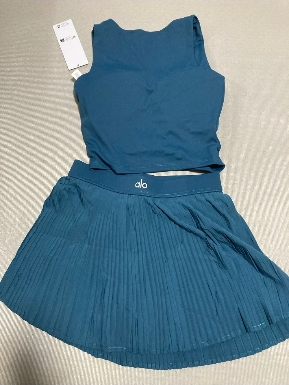 Alo Women's Teal Pleated Active Shorts and Crop Tank Set